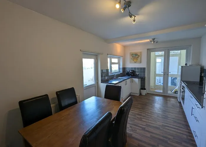5 Bed Terraced Family Home Bristol + Parking