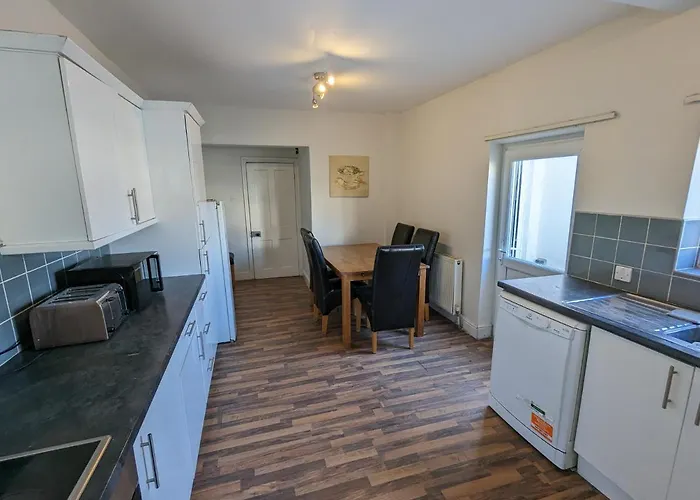 5 Bed Terraced Family Home Bristol + Parking