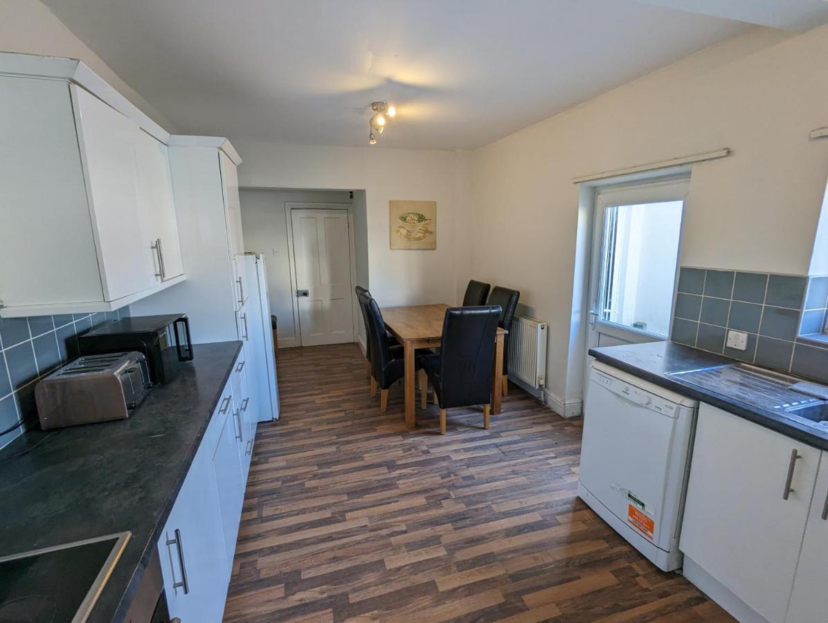 5 Bed Terraced Family + Parking Holiday home Bristol